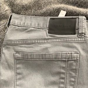 Men’s 32 x 32 Perry Ellis slim fit jeans
